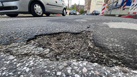 Ein Schlagloch auf einer Straße in der Hamburger Innenstadt.