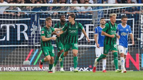 Gladbacher Spieler bejubeln einen Treffer gegen Darmstadt 98.