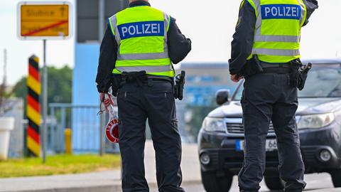 Beamte der Bundespolizei stehen bei der Einreise nach Deutschland am deutsch-polnischen Grenzübergang Stadtbrücke in Frankfurt (Oder). (Archiv 25.05.2023)