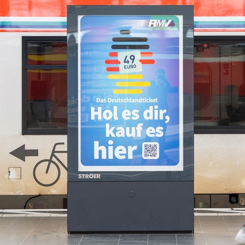 Werbetafel für das Deutschlandticket auf einem Bahnsteig.