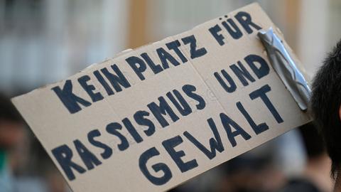 Plakat mit der Aufschrift "Kein Platz für Rassismus und Gewalt" (Archivbild: 2022)