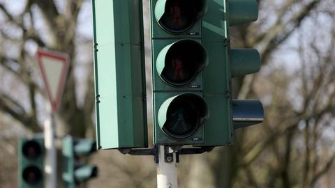 Eine Ampel an einer Kreuzung ist außer Betrieb. In Mainz gibt es Stromausfall 