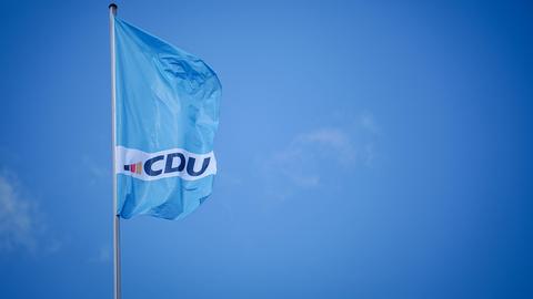 Eine Fahne mit dem CDU-Logo weht im Wind.