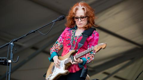 Bonnie Raitt tritt beim New Orleans Jazz and Heritage Festival auf