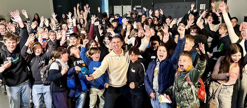 Andreas Gehrke (Studio Kassel) mit gutgelaunten Schüler*innen. 