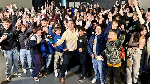 Andreas Gehrke (Studio Kassel) mit gutgelaunten Schüler*innen. 