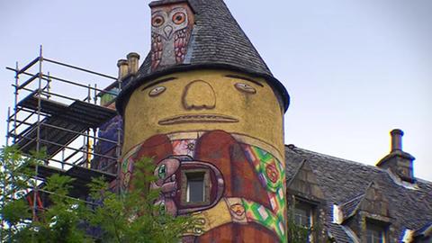 Blick auf Schloss mit Graffiti-Fassade