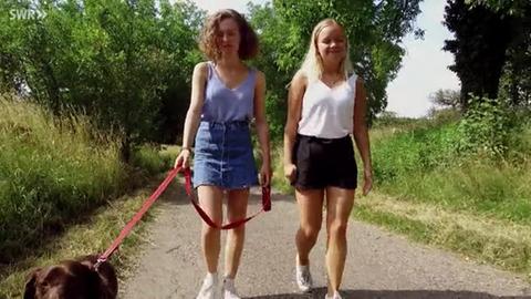 Zwei junge Frauen beim Spaziergang