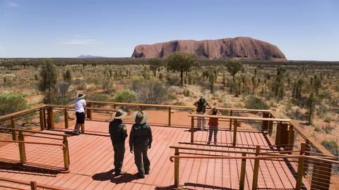 Blick auf den Uluru Berg 
