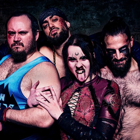 Die Wrestler Aaron Insane, Prince Ahura, Baby Allison und Maggot posieren für die Kamera.