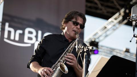 Heinz-Dieter Sauerborn von der hr-Bigband spielt während des Europa Open Air 2018