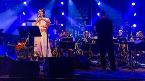 Deutsches Jazzfestival Frankfurt 2024 - Ever So Lightly - A Song Cycle by Omer Klein - hr-Bigband feat. Omer Klein und Becca Stevens (im Bild): hr-Bigband, Becca Stevens (Gesang) und Hendrika Entzian (Leitung).