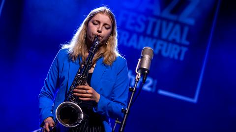 Deutsches Jazzfestival Frankfurt 2024 - Emma Rawicz CHROMA (im Bild): Emma Rawicz (Saxofon).