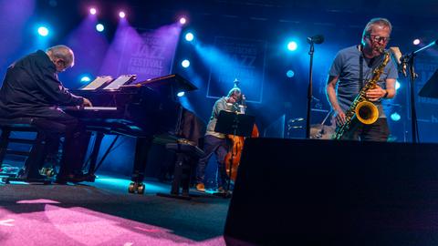 Deutsches Jazzfestival Frankfurt 2024 - hr-Jazzensemble feat. Bob Degen (Special Guest: Shannon Barnett) (im Bild): Bob Degen (Piano), Christof Lauer (Saxofon) und Bastian Weinig (Bass).