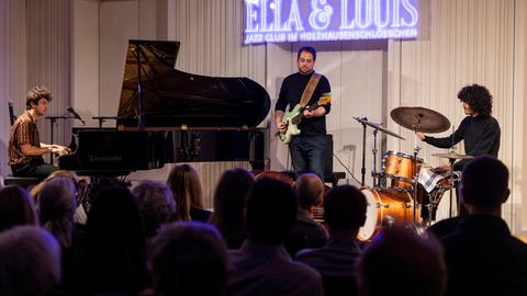 Deutsches Jazzfestival Frankfurt 2024 - Clubnacht: Holzhausenschlösschen, Ella & Louis (im Bild): Luca Sestak Trio.