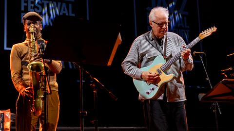 Deutsches Jazzfestival Frankfurt 2024 - Bill Frisell FOUR (im Bild): Bill Frisell (Gitarre) und Greg Tardy (Tenorsaxofon, Klarinette).