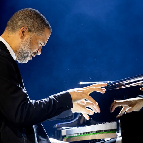 Deutsches Jazzfestival Frankfurt 2024 - 125 Jahre Ellington - hr-Bigband feat. Jason Moran (im Bild): Jason Moran (Piano, Leitung).