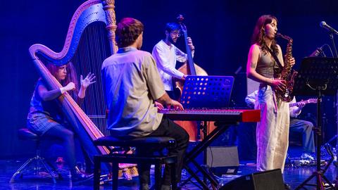 Deutsches Jazzfestival Frankfurt 2024 - Mousonturm - Jasmine Myra (im Bild): Jasper Green (Keys), Jasmine Myra (Alto Sax), Alice Roberts (Harp), Sam Quintana (Bass) und Ben Haskins (Guitar).