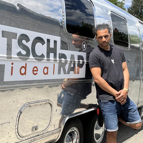 Host Simon Vogt am „Deutschrap ideal“-Truck – ein mobiles Musikstudio.