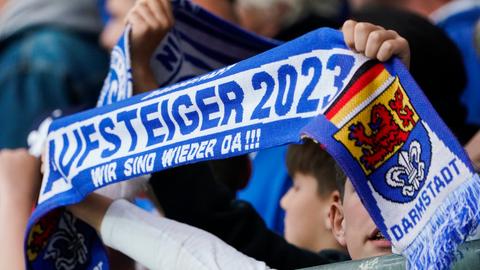 Schal von SV Darmstadt 98 mit der Aufschrift: "Aufsteiger 2023"