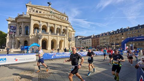 Läufer beim Frankfurt Marathon vor der Alten Oper.