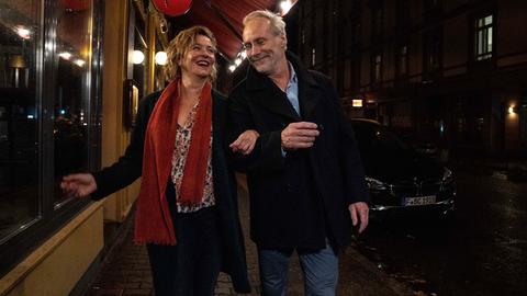 Szene aus dem Tatort "Es grünt so grün, wenn Frankfurts Berge blühn": Anna Janneke (Margarita Broich) und Paul Brix (Wolfram Koch).