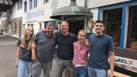 Tobi Kämmerer (Mitte) mit Familie Schönwetter vor ihrem Familienbetrieb, dem Brauhaus Obermühle.