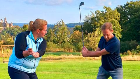 Tobi Kämmerer mit Golftrainerin Mona auf dem Golfplatz des Golf Club Schloß Braunfels.