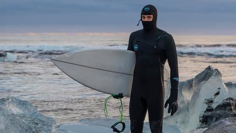 Die perfekte Welle – Island: Surfprofi Leon Glatzer entführt uns in eine Welt, die untypischer für Surfen nicht sein könnte.