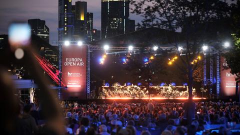 Das hr-Sinfonieorchester beim Europa Open Air 2024 vor der Frankfurter Skyline.