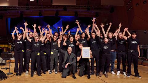 Strahlende Gewinnerband: die LIO Bigband aus Darmstadt mit Leiter Christoph Schöpsdau.