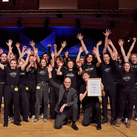 Strahlende Gewinnerband: die LIO Bigband aus Darmstadt mit Leiter Christoph Schöpsdau.