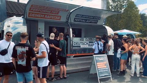 Das bei den HipHop-Fans beliebte mobile „Festival-Studio“ von „Deutschrap ideal“ ist wieder auf Festivals zu sehen.