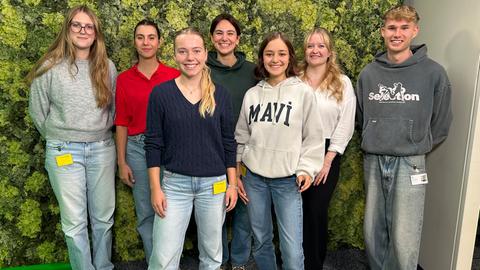 (v.l.n.r.): Die Schülerinnen Hannah Pauli, Selina Menacher, Merle Bühning, Coach Lena Katernberg, Schülerin Ayla Bösel und die Coaches Johanna Roithner und Jannis Gerhard.