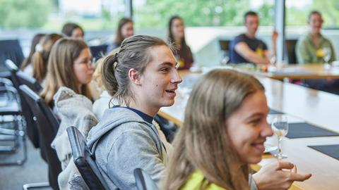 Schülerinnen und Schüler bei einem Workshop im Hessischen Rundfunk.