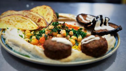 Hummus mit Falafel.