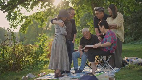 Restaurantbesitzer Hsien-Kuo Ting mit seiner Familie beim Picknick im Lietzenseepark in Berlin.