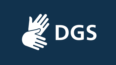Auf dunkelblauem Grund ist in weiß das Logo der DGS, der Deutschen Gebärdensprache, zu sehen: zwei gebärdende Hände und die Buchstaben DGS