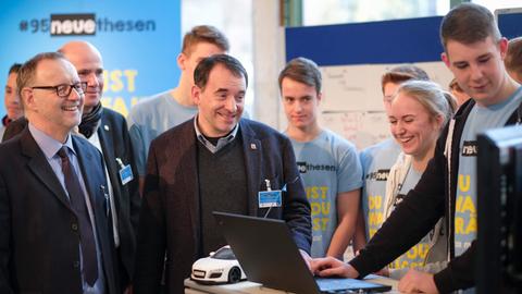 Der hessische Kultusminister R. Alexander Lorz mit hr-Intendant Manfred Krupp (li.) und Schülern der Christian-Wirth-Schule in Usingen