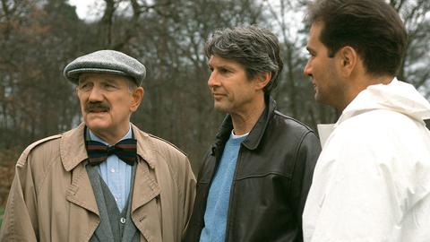 Kommissar Brinkmann (Karl-Heinz von Hassel, links) mit seinem Assistenten Robert Wegener (Günter Waidacher, Mitte) und einem Kollegen der Spurensicherung auf dem Golfplatz.