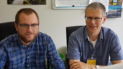 Redakteur Till Möller mit Bernd Hensel (rechts)