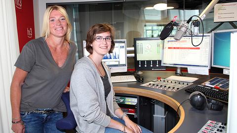 Tanja Rösner mit Programmmacherin Lena Siebert im hr3-Studio