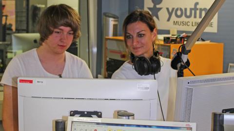 Besucher Luca Rehbein mit Moderatorin Freddie Schürheck im YOU FM-Studio