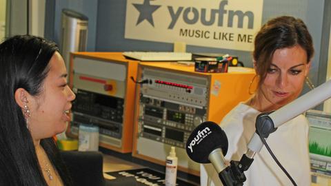 Besucherin Teresa Nguye mit Moderatorin Freddie Schürheck im YOU FM-Studio