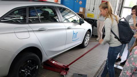 Hier durften die Mädchen in der Kfz-Werkstatt auch selbst mit anpacken