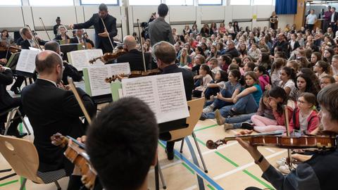 Das hr-Sinfonieorchester spielt in der Turnhalle der Marienschule Offenbach