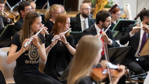 Das hr-Sinfonieorchester spielt in der Turnhalle der Marienschule in Offenbach.