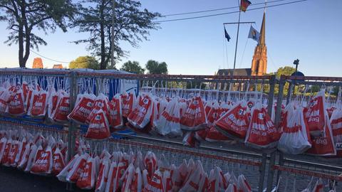 Die roten Run-Gear-Bags kommen beim Wechsel vom Fahrrad zum Laufen zum Einsatz.