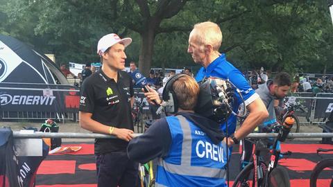 Moderator Ralf Scholt im Interview mit Sebastian Kienle vor dem Rennen.