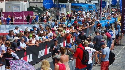 Ironman Frankfurt: Läufergasse am Nordufer des Mains mit Sportlern und Zuschauern